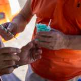 ...e adulti, tutti desiderosi di ricevere la squisita specialit� da gustare poi di fronte al mare